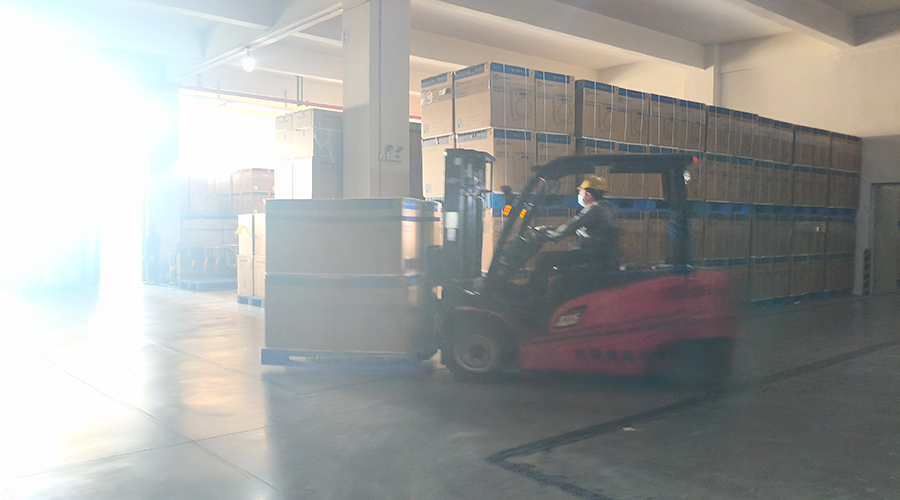 倉庫繁忙，每日多條柜滾筒干衣機發(fā)往全球