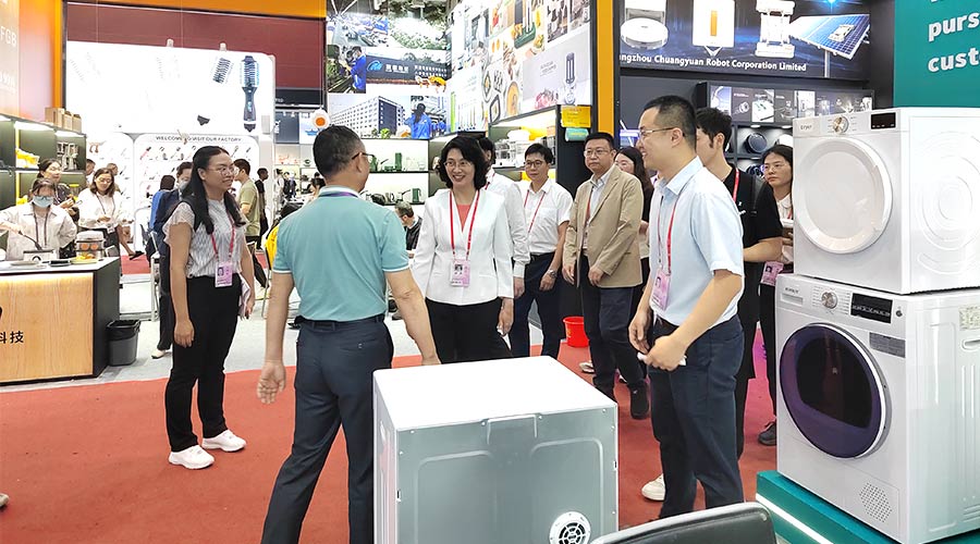 廣交會(huì )迎來(lái)大咖！江門(mén)市市長(cháng)親臨金環(huán)電器展位參觀(guān)交流