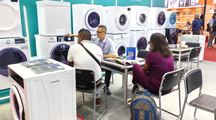 廣交會(huì )參展第一天！金環(huán)電器吸引國內外客戶(hù)參觀(guān)交流