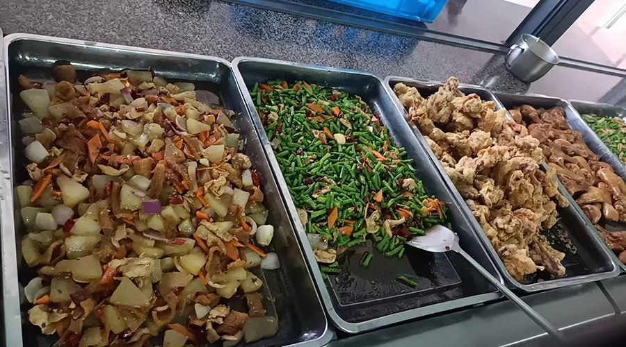 盛夏的來(lái)臨，金環(huán)電器關(guān)懷工人飲食