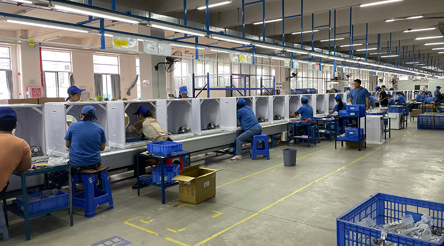 四月訂單高峰，車(chē)間繁忙景象