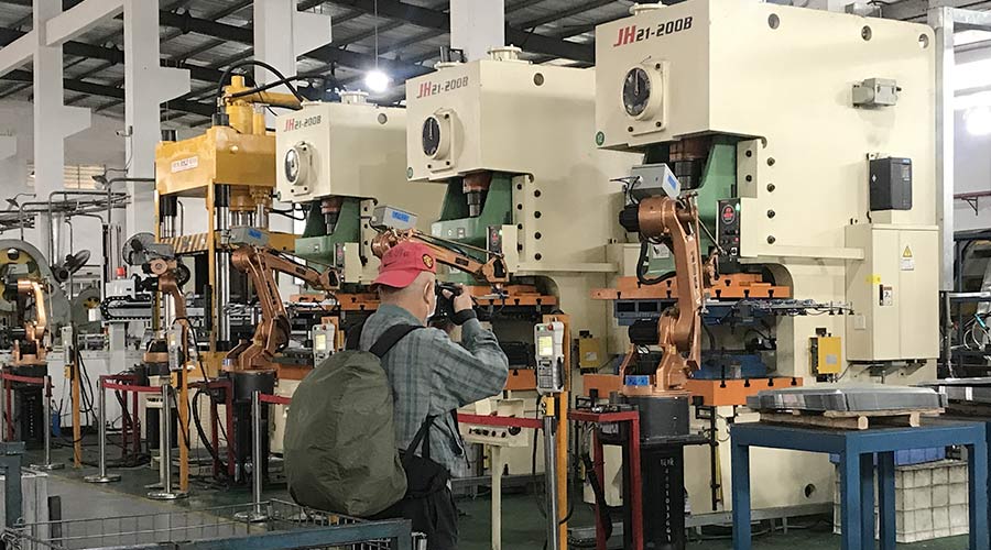 江門(mén)市攝影協(xié)會(huì )蒞臨金環(huán)電器拍攝交流  用鏡頭見(jiàn)證實(shí)力！