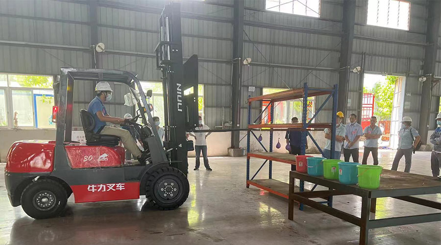 比技能 展風(fēng)采！金環(huán)電器參與鶴城鎮第二屆企業(yè)職工叉車(chē)技能競賽