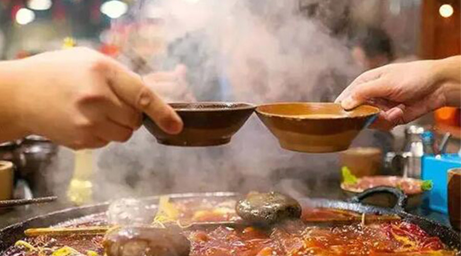 冬天火鍋團建引來(lái)一身火鍋味  衣物烘干機化解職場(chǎng)尷尬！